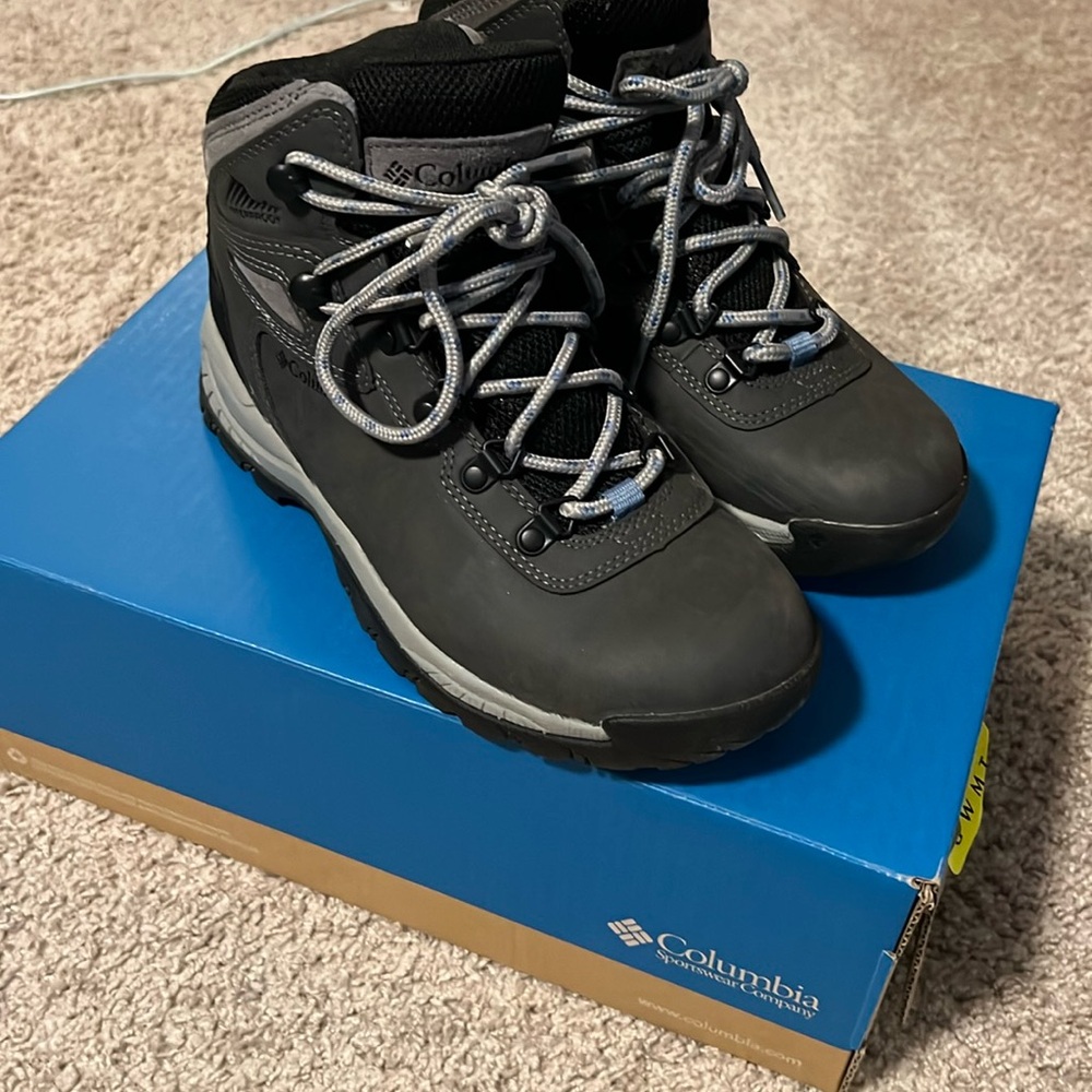 Women’s hiking bootss size 6.5